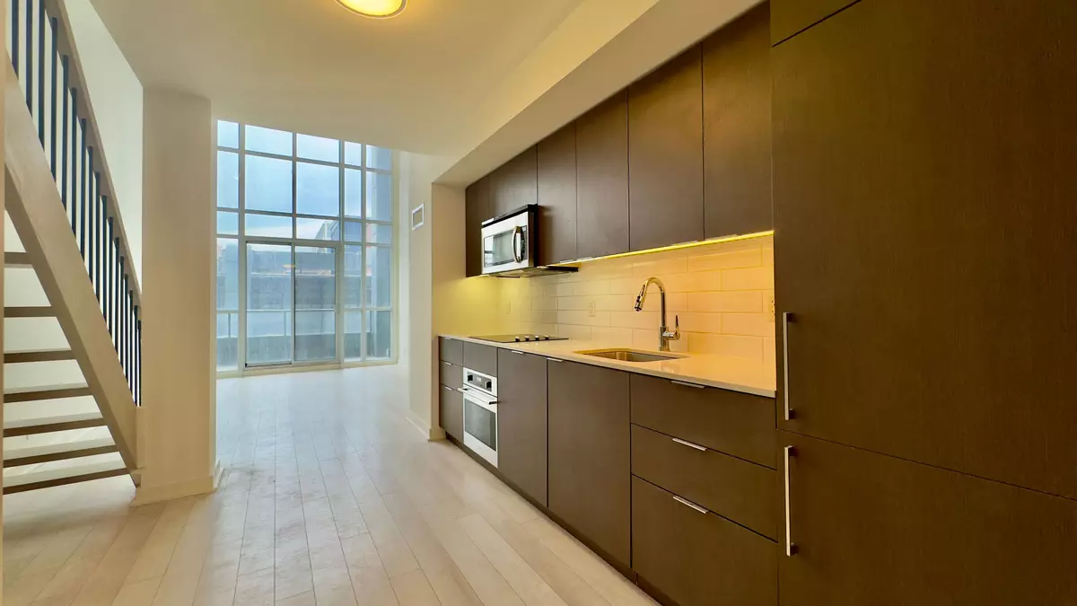 Toronto C01, ON M6K 0B3,5 Hanna AVE #319