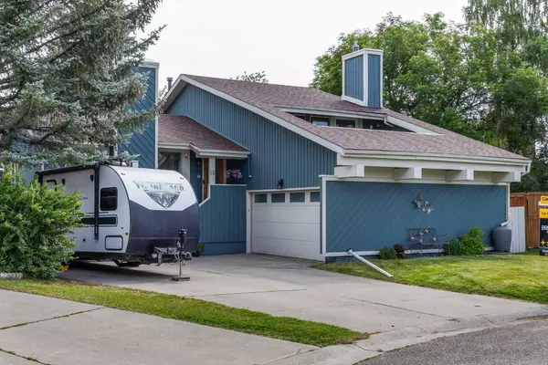 16 Deer Ridge CT Southeast, Calgary, AB T2J 5X9
