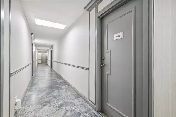 Toronto C01, ON M5G 2G4,633 Bay ST #2402