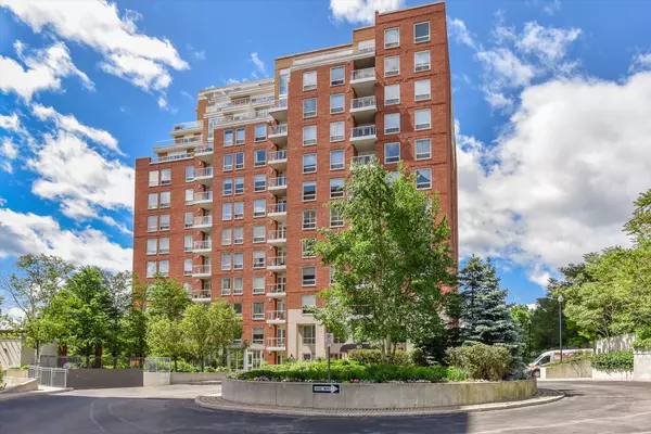 Oakville, ON L6J 7W2,40 Old Mill RD #LPH1