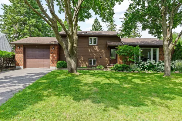 31 Assiniboine DR, Cityview - Parkwoods Hills - Rideau Shore, ON K2E 5R8