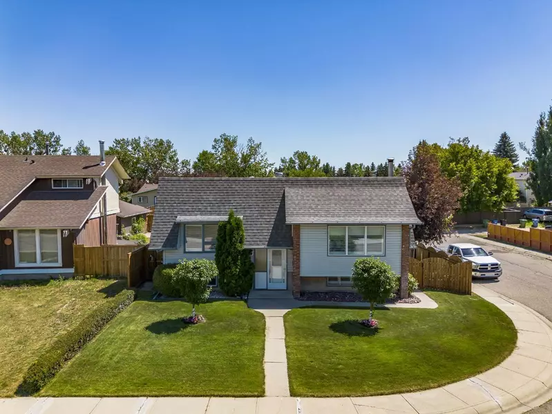 406 Queensland PL SE, Calgary, AB T2J5C9