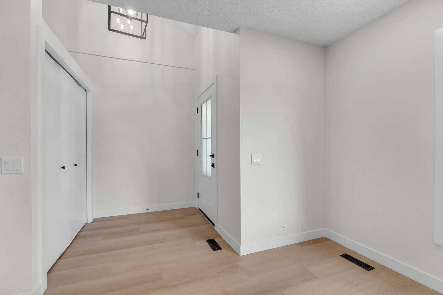 Calgary, AB T2A 6L3,224 Abinger CRES NE