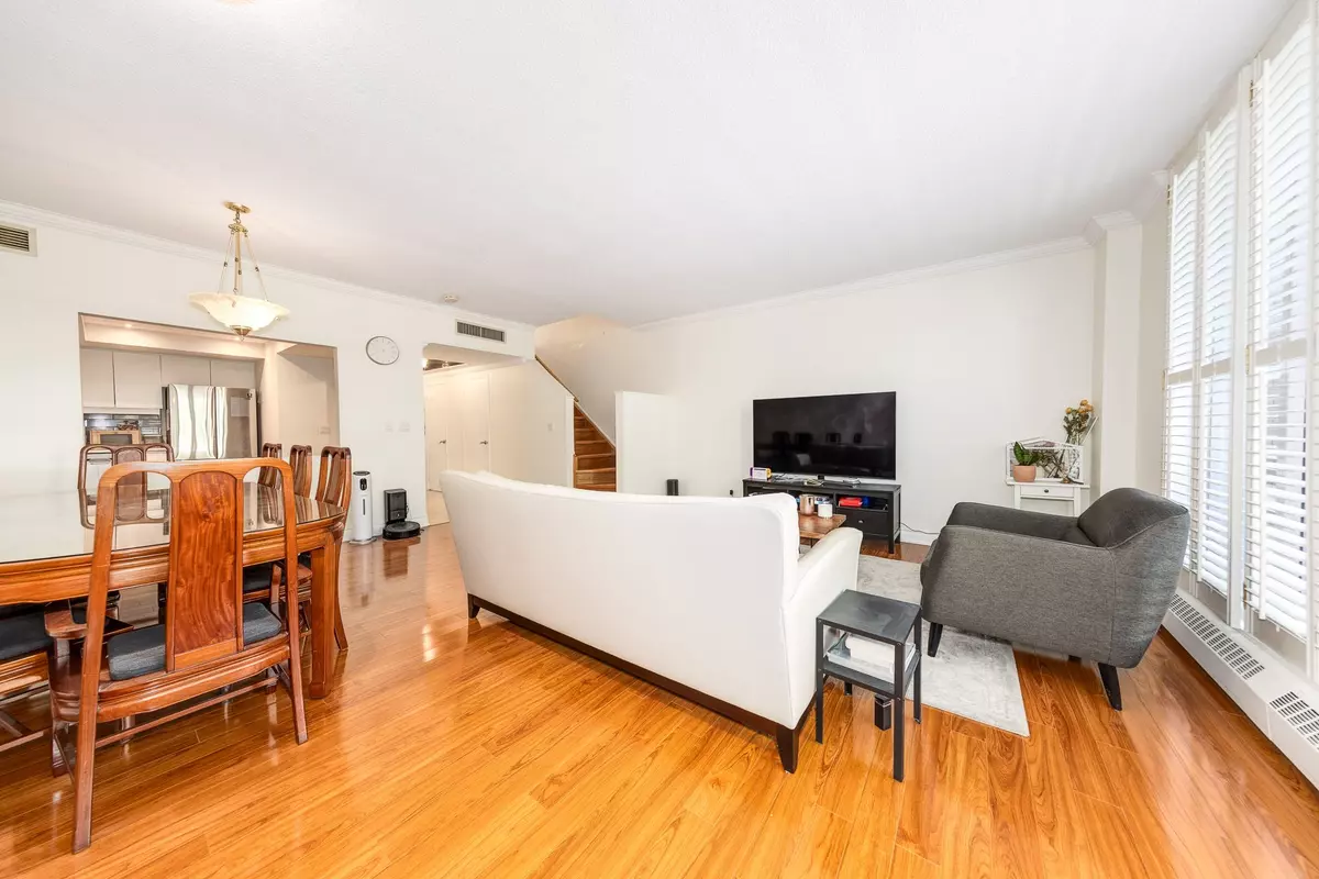 Toronto C07, ON M2M 4G6,3 Duplex AVE #106