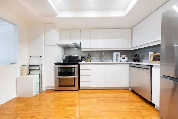 Toronto C07, ON M2M 4G6,3 Duplex AVE #106
