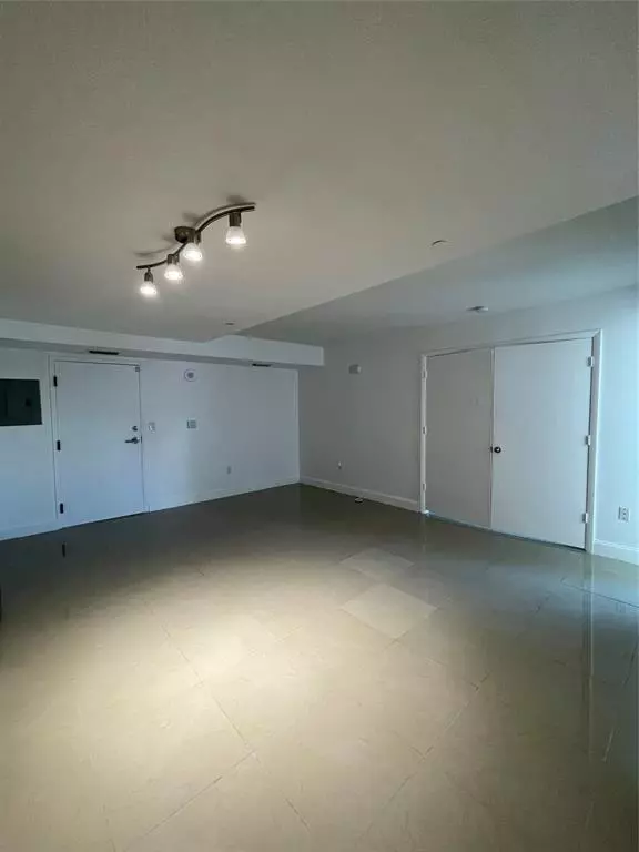 Miami Beach, FL 33141,7600 Collins Ave #914