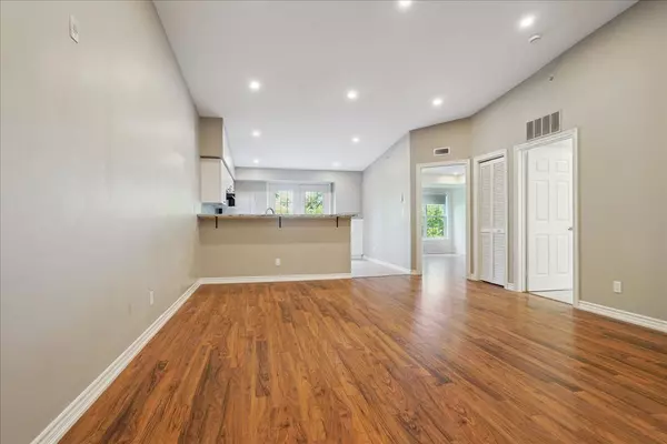 Oakville, ON L6M 4N3,1490 Bishops Gate #407