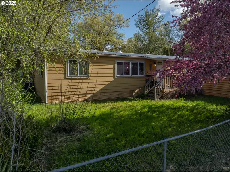 426 HOGANS ALY, Dufur, OR 97021