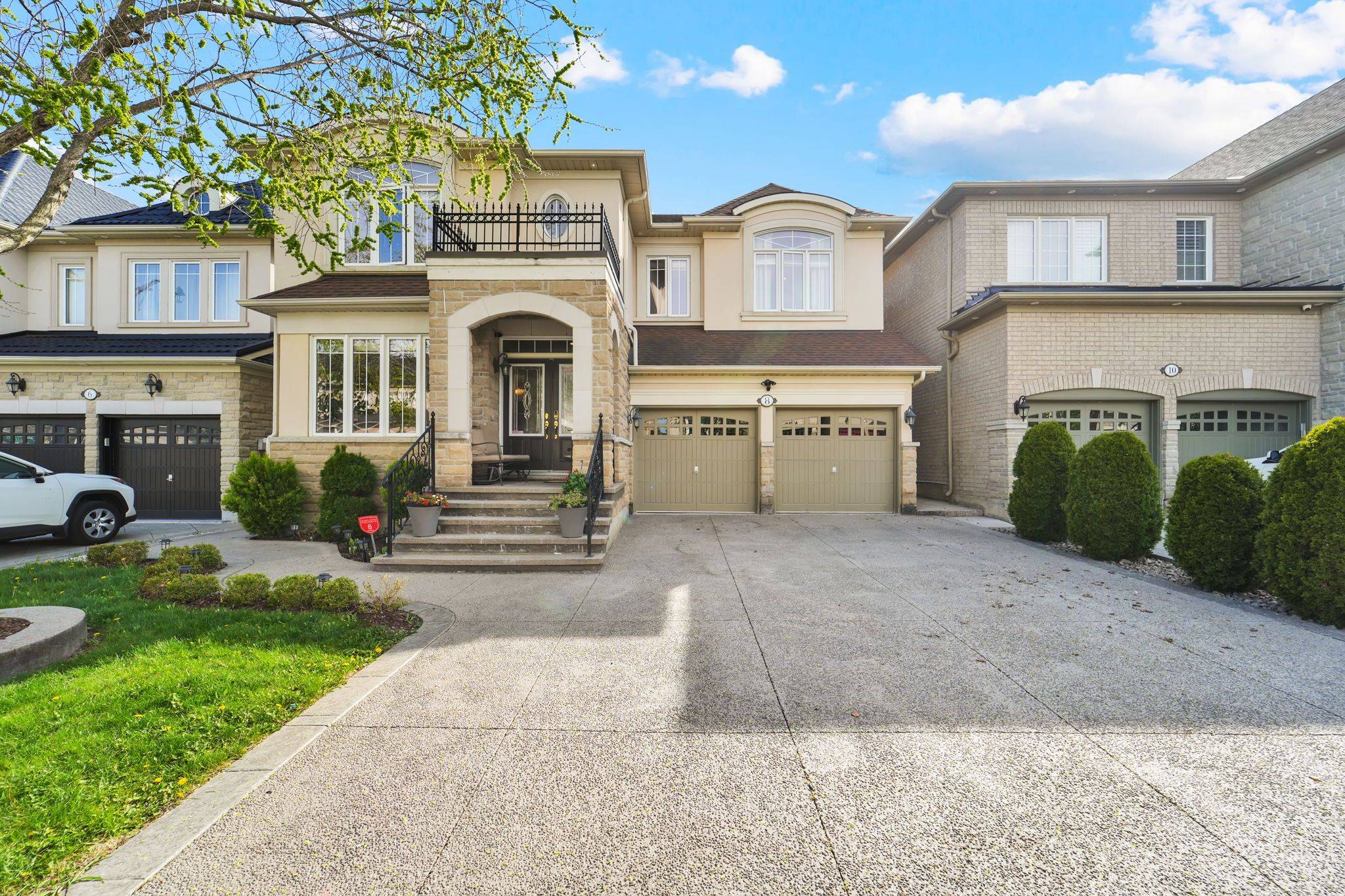 8 Eaglelanding DR, Brampton, ON L6P 2T7