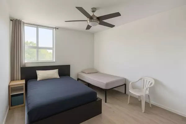 Hamilton, ON L8K 5J2,15 Albright RD #301