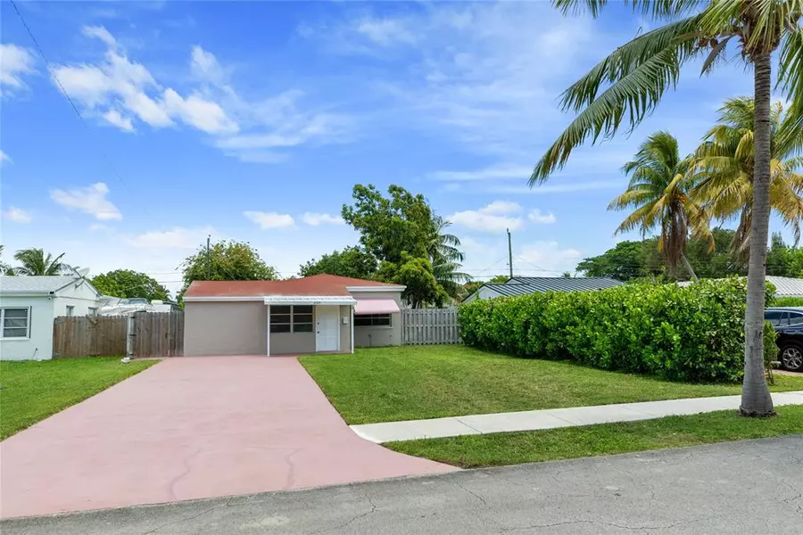 2071 NE 180th St, North Miami Beach, FL 33162