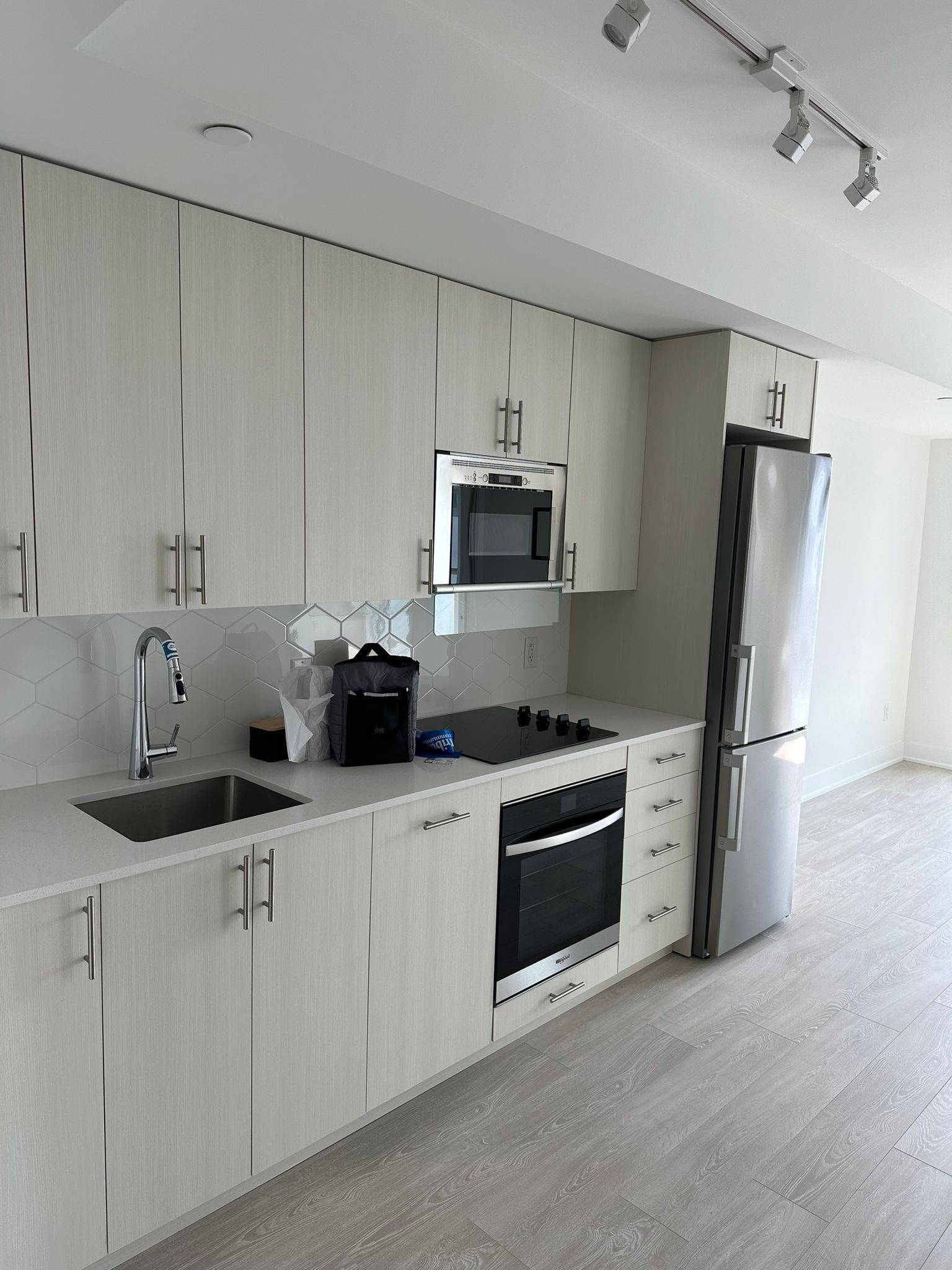 Oshawa, ON L1H 4G1,2545 Simcoe ST N #2411