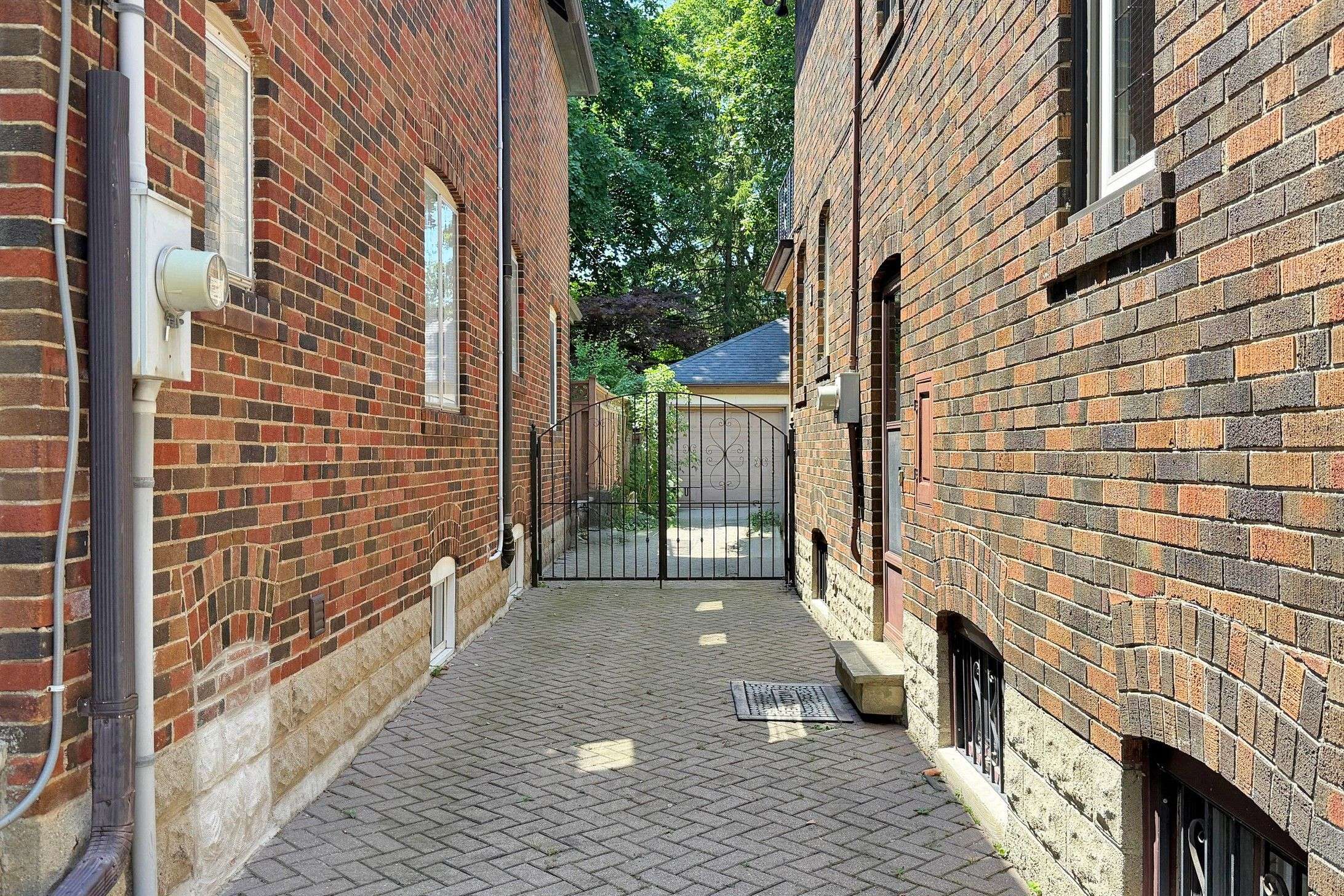 Toronto W08, ON M8X 2J4,46 Jackson AVE