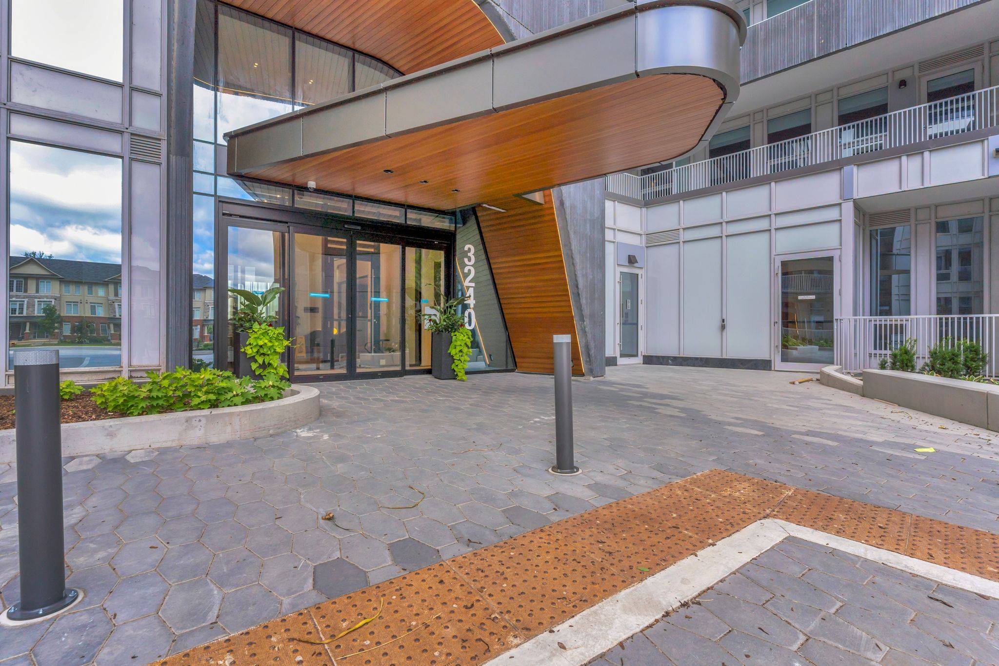 Oakville, ON L6H 8C8,3240 William Coltson AVE #501