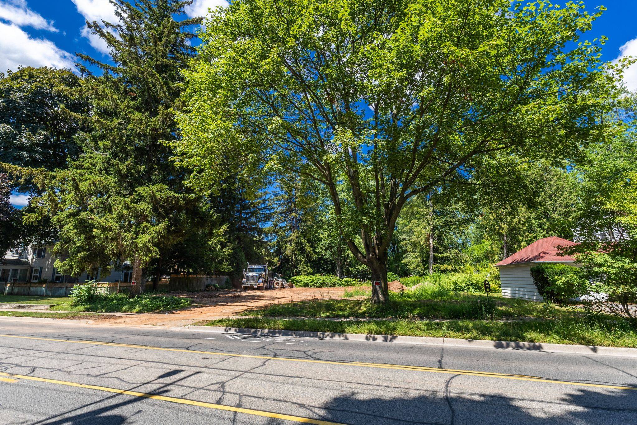 Burlington, ON L7R 1B7,2381 Lakeshore RD