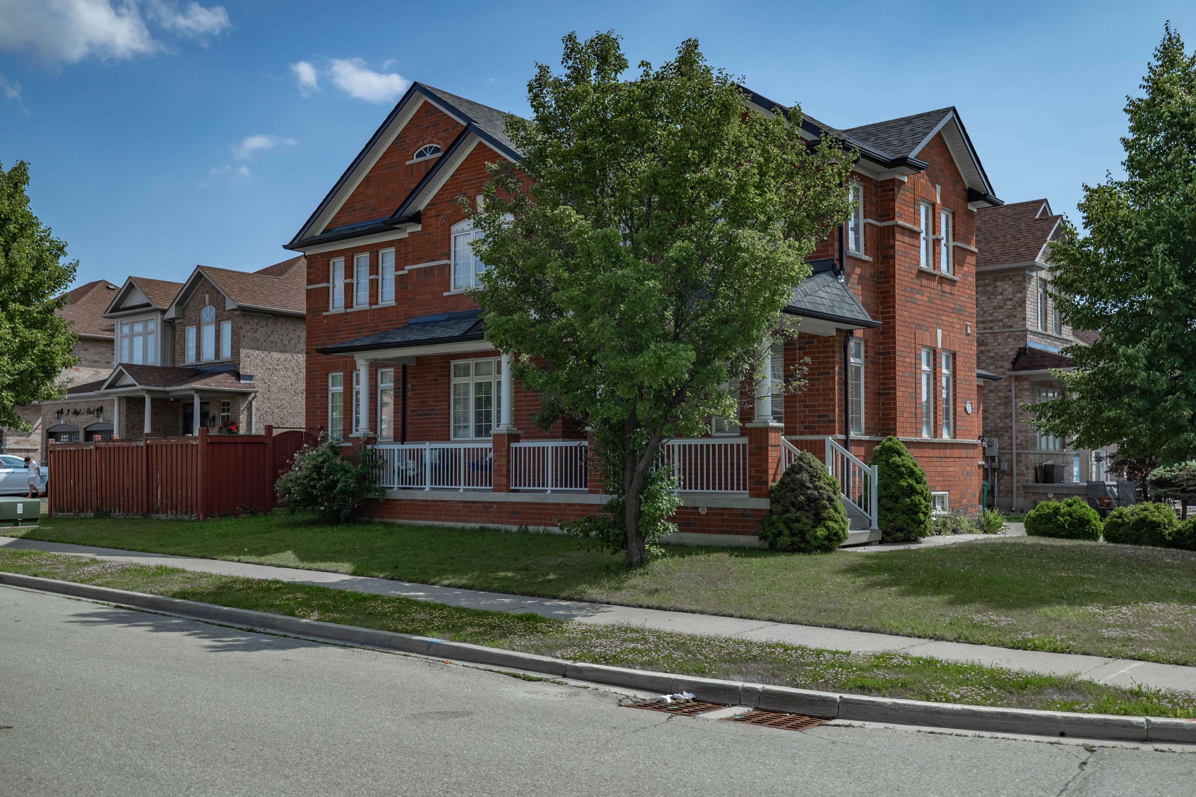 1 Skylar CIR, Brampton, ON L6P 0Z6