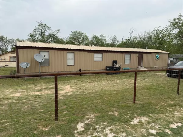 1041 Ladelle Street, De Leon, TX 76444
