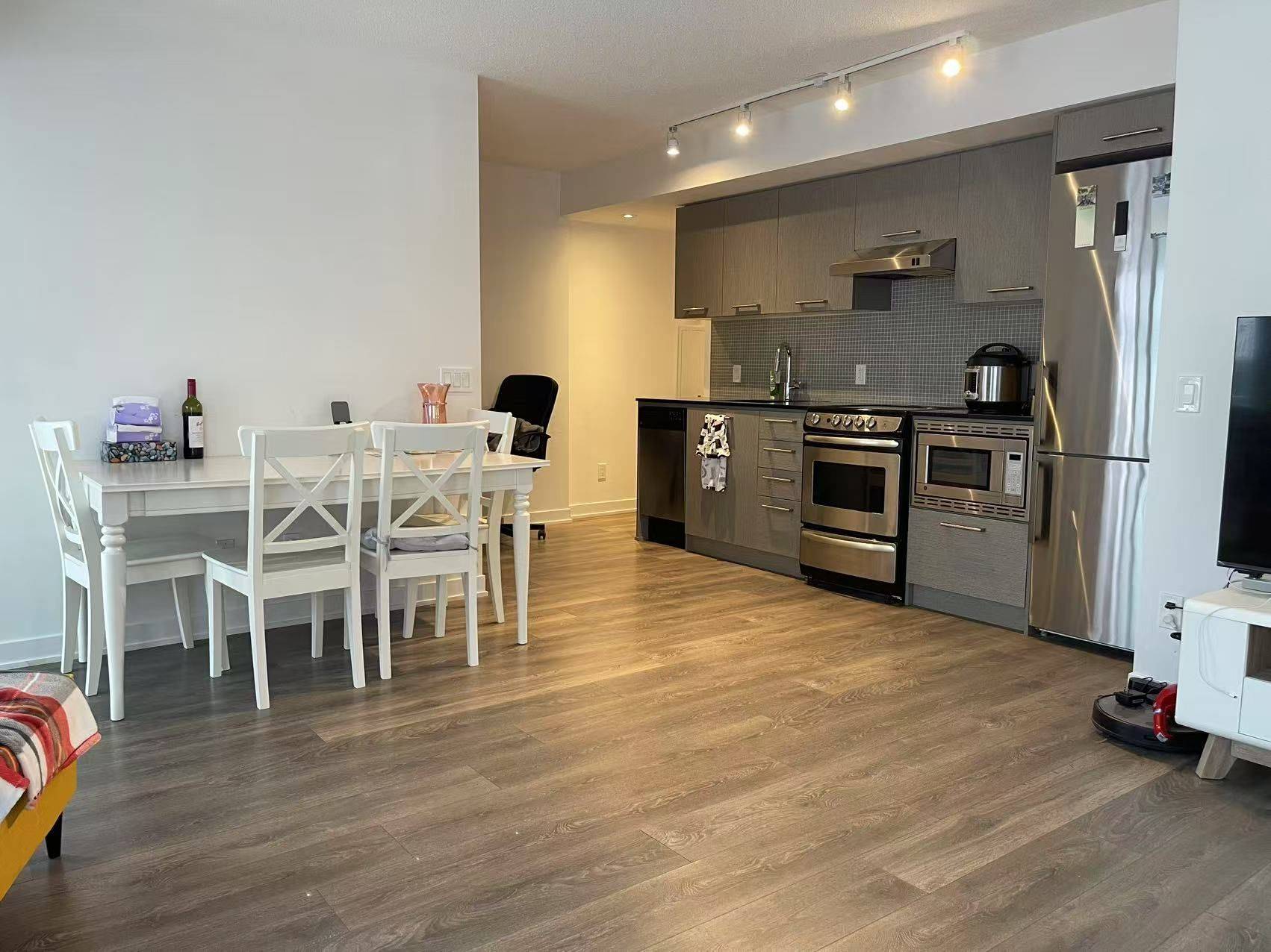 Toronto C01, ON M5V 2G4,87 Peter ST #1017