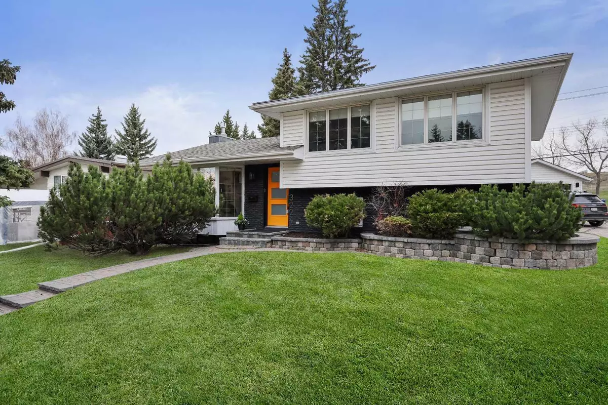 Calgary, AB T2L 1B4,3224 Conrad DR NW