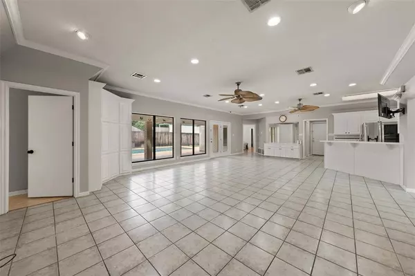 Lacy Lakeview, TX 76705,100 Spring Oak Street
