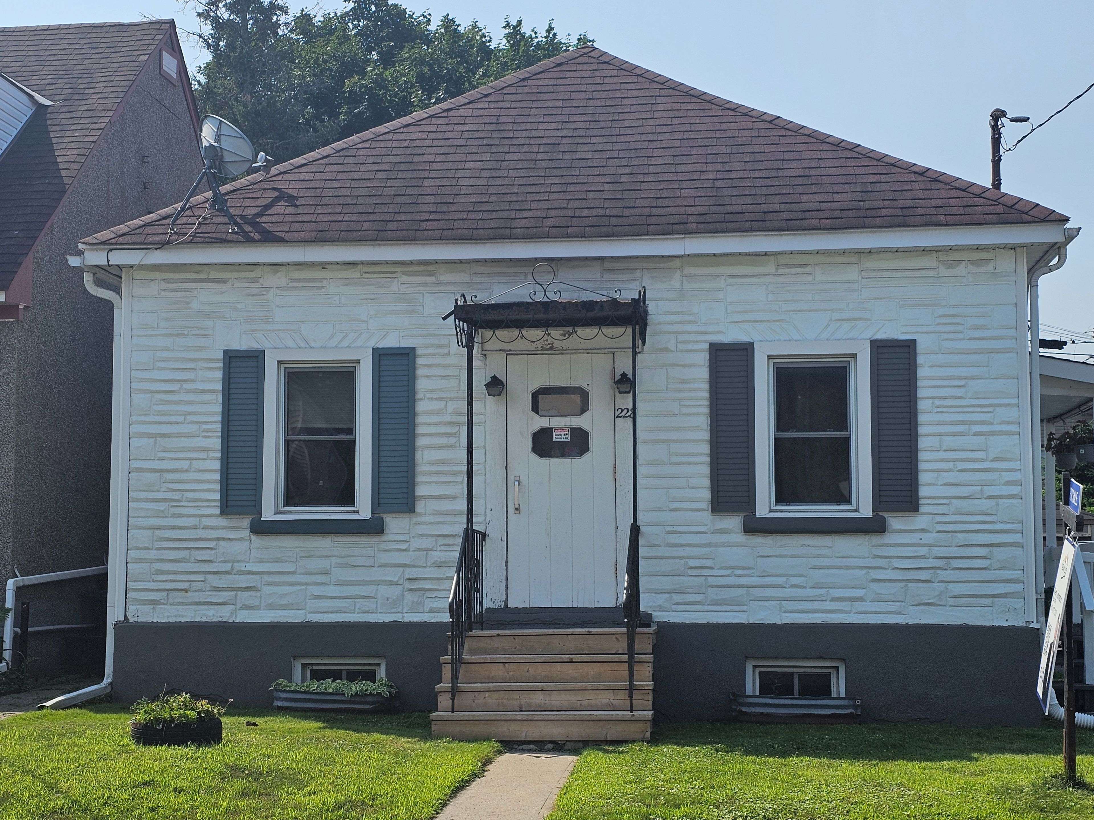 228 CARILLON ST, Vanier And Kingsview Park, ON K1L 5X8