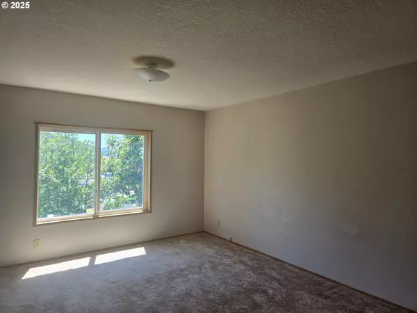 Roseburg, OR 97470,132 OAK TREE RD