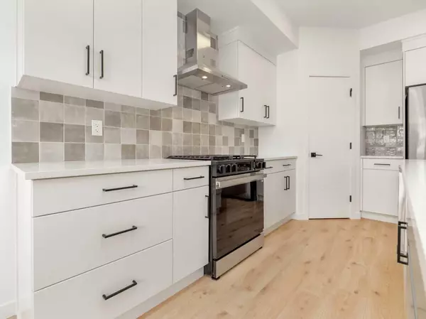 Lethbridge, AB T1J5V1,714 Violet PL West