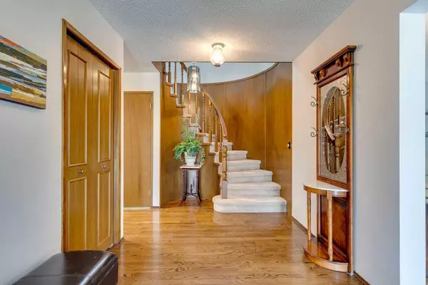 Calgary, AB T2J 5T5,44 Deermont RD SE