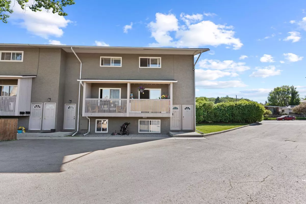 Calgary, AB T3B 3P3,8112 36 AVE NW #19