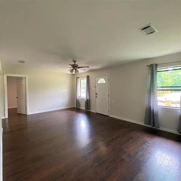 Terrell, TX 75160,313 Wall Street