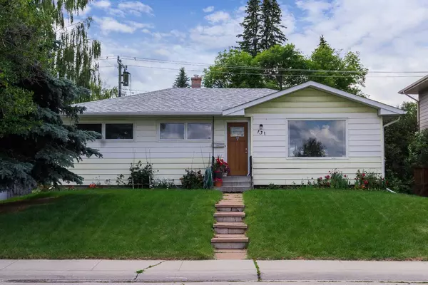 131 Hillgrove CRES Southwest, Calgary, AB T2V 3K9
