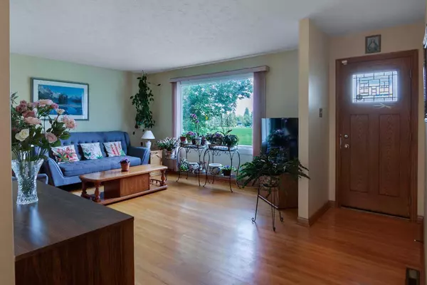 Calgary, AB T2V 3K9,131 Hillgrove CRES Southwest