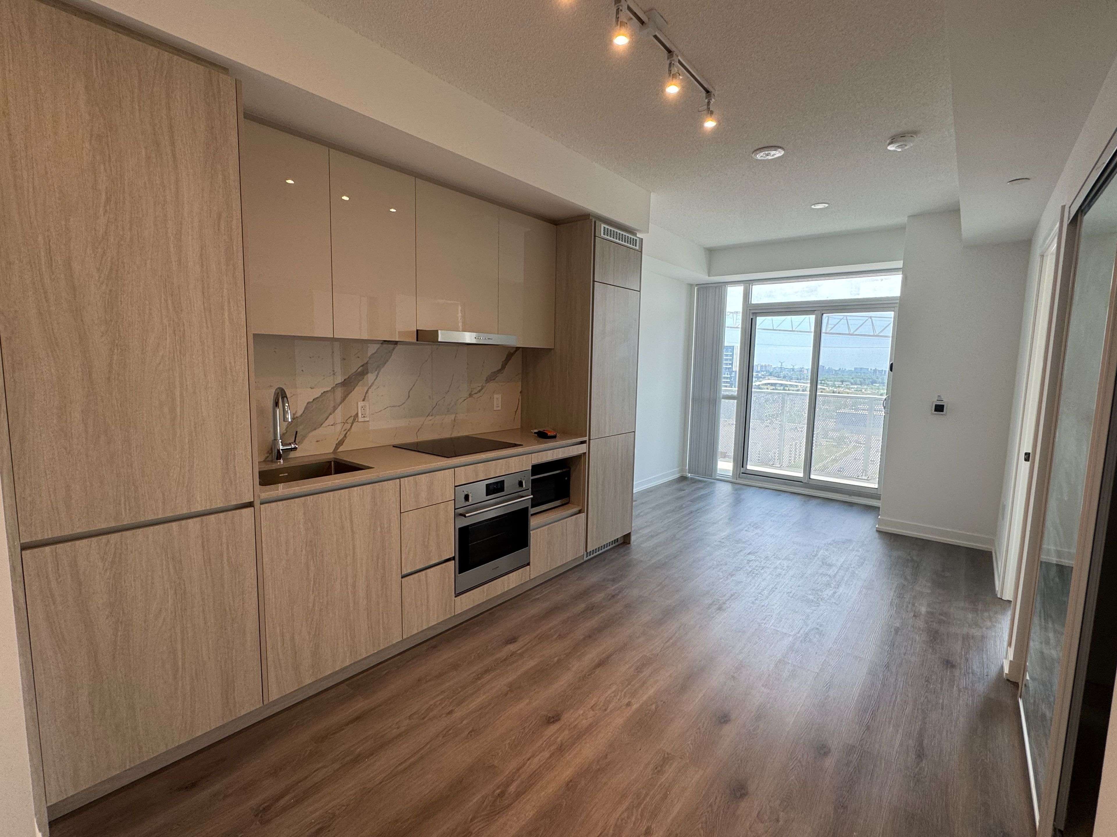 28 Interchange WAY #1611, Vaughan, ON L4K 0P8