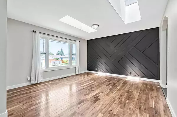 Calgary, AB T2C 1H5,724 Olympia DR SE