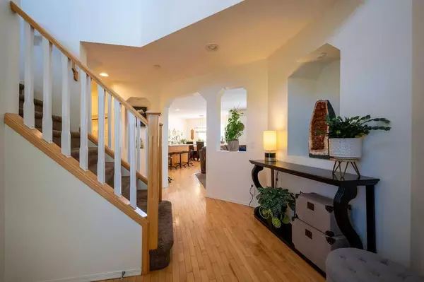 Calgary, AB T2X 3B9,71 Chapman CIR SE