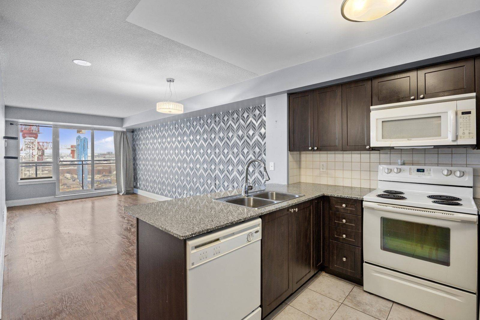 Toronto W05, ON M3J 0G5,55 De Boers DR #812