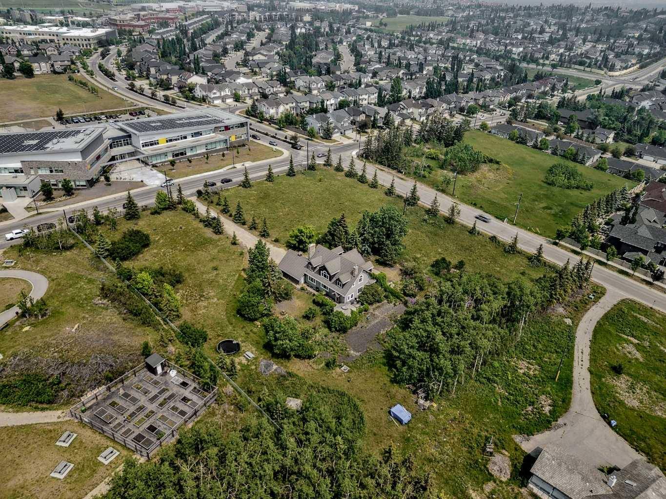 9 Elveden DR SW, Calgary, AB T3C 3N9