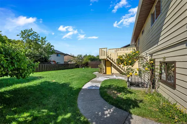2225 Magnolia Pl, Sidney, BC V8L 4C9