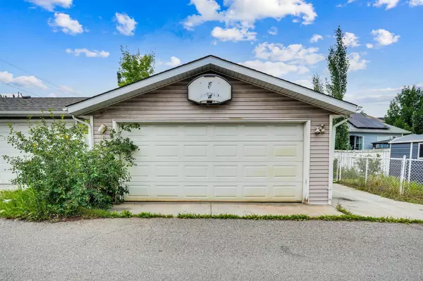 Calgary, AB T2Z 3K4,42 Inverness PL SE