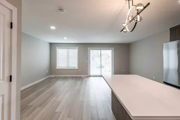 Medicine Hat, AB T1B 0B6,192 Somerset WAY SE #1-4