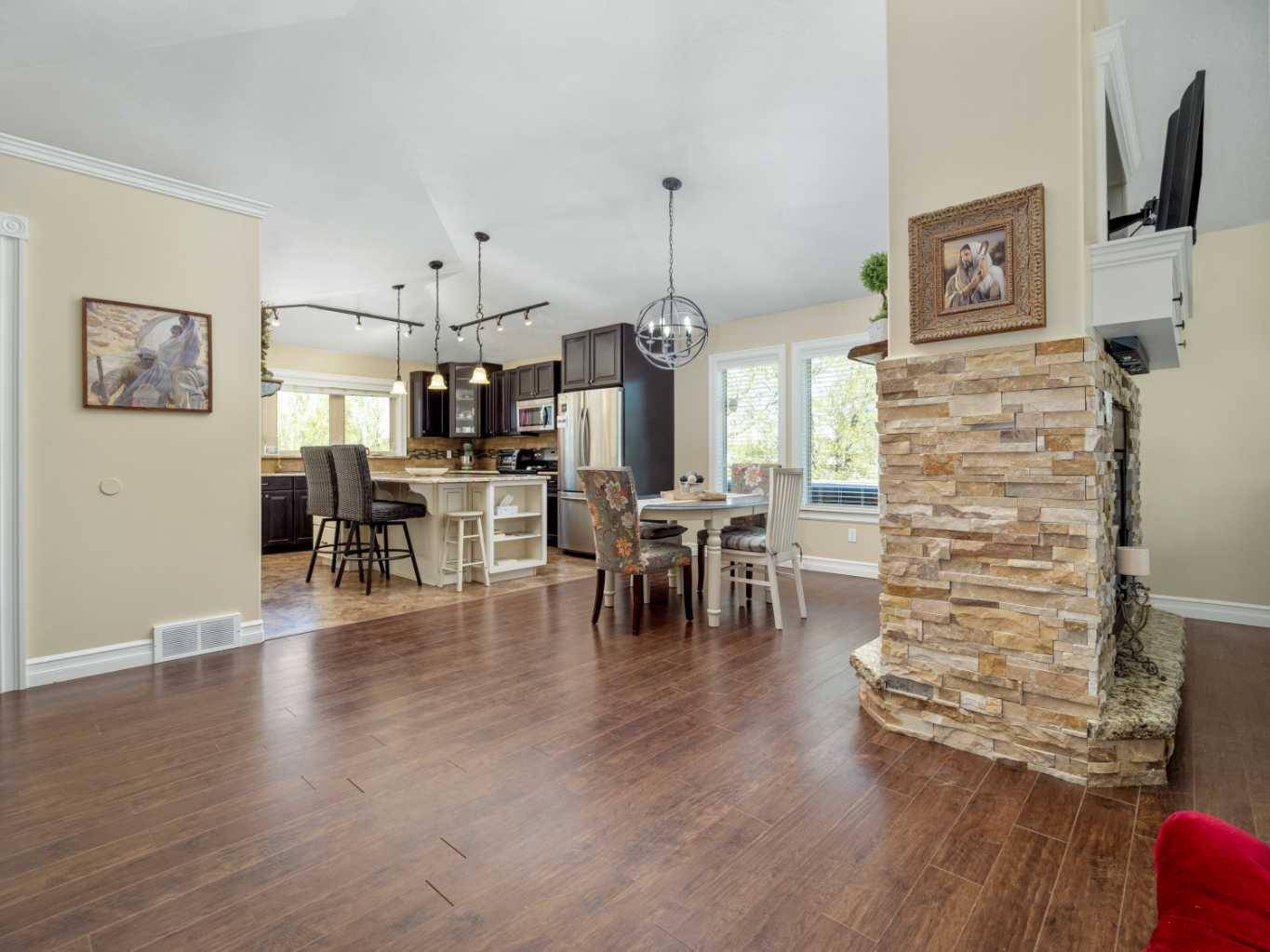 Magrath, AB T0K 1J0,174 S 3rd ST E