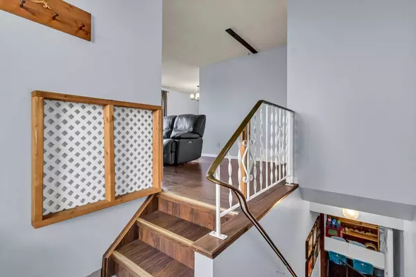 Calgary, AB T2A 3J1,4040 Marbank DR Northeast