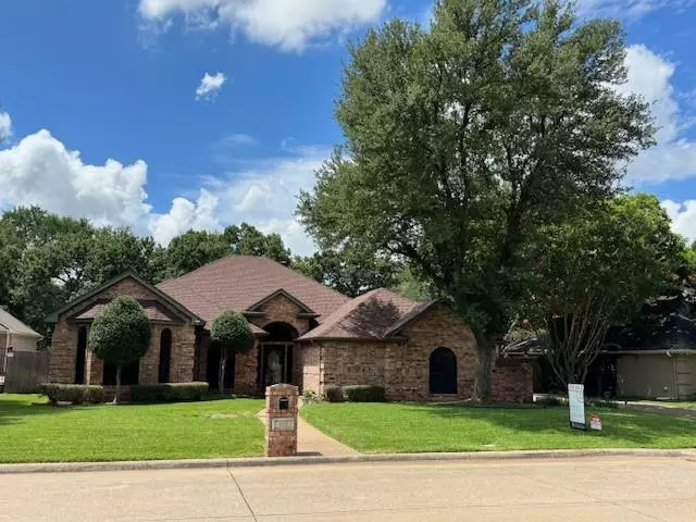 808 Majestic Oaks Court, Mansfield, TX 76063