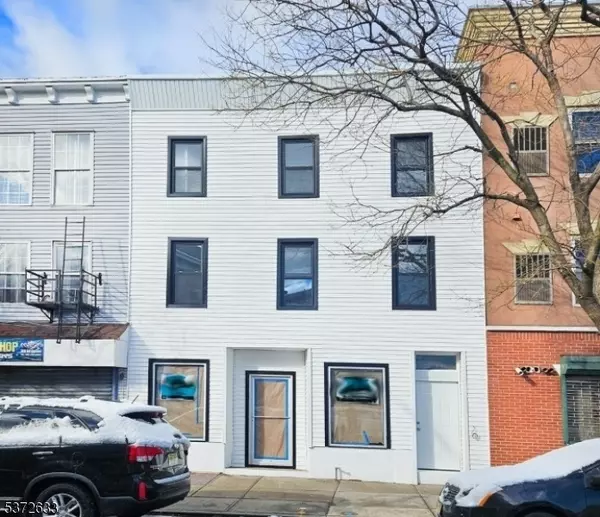 130 1St St #4, Elizabeth City, NJ 07206