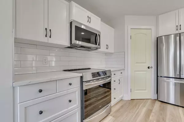 Calgary, AB T3K 0J3,71 Covecreek Close NE