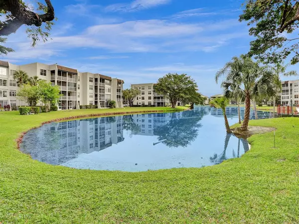 9330 Lagoon Pl #301, Davie, FL 33324