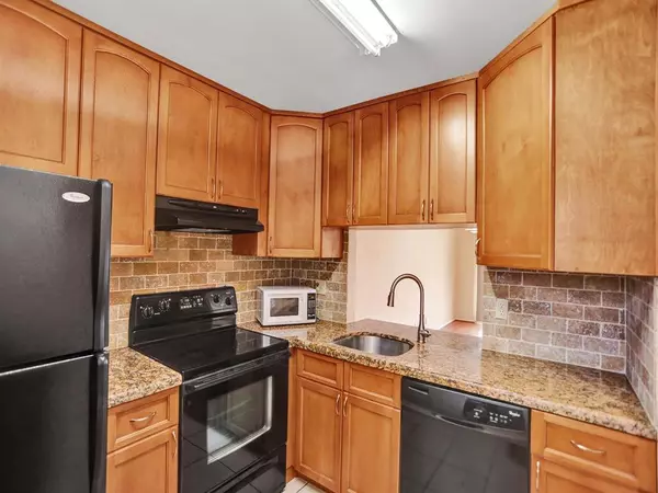 Davie, FL 33324,9330 Lagoon Pl #301