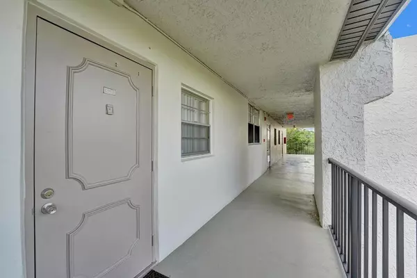 Davie, FL 33324,9230 Lagoon Pl #406