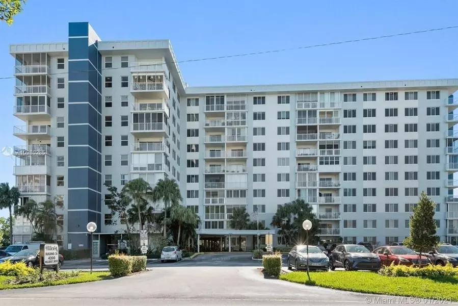 4200 Hillcrest Dr #910, Hollywood, FL 33021