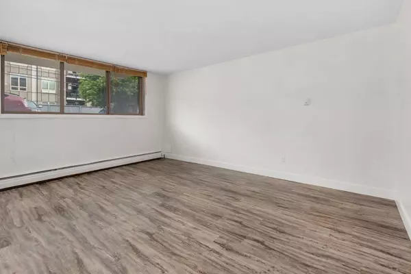Calgary, AB T2N 0M8,824 4 AVE NW #103